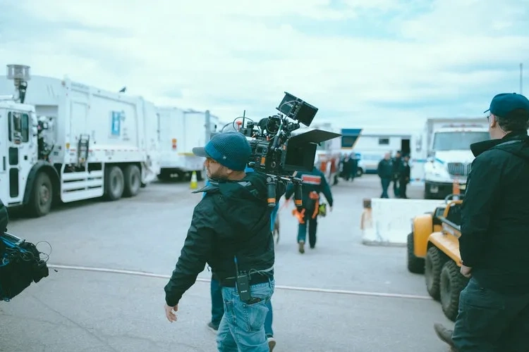 中文字幕传媒公司拍摄团队工作现场